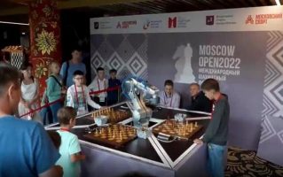 Робот му скрши прст на дете за време на шаховски натпревар