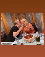 (Фото) Ладен шампањ и бакнеж од Игор за 40. роденден на Илина Арсова