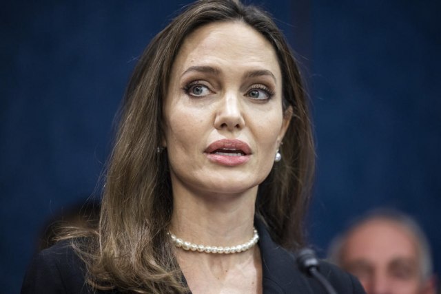 Анџелина Џоли анонимно го тужела ФБИ