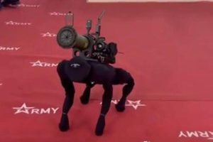 ВИДЕО: Во Русија претставено роботско куче вооружено со минофрлач
