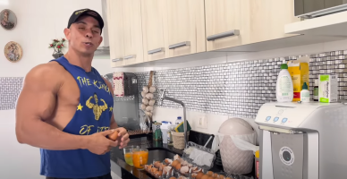 (Видео) Бодибилдер јаде 100 јајца дневно, фановите го критикуваат оти ги фрлал жолчките