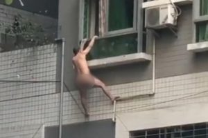 (Видео) Гол швалер преку прозорец избега среде секс и падна врз кантите за ѓубре