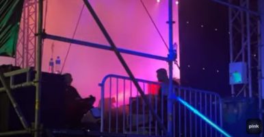 (Видео) Избувна пожар на бина среде настапот на Реља во Белград