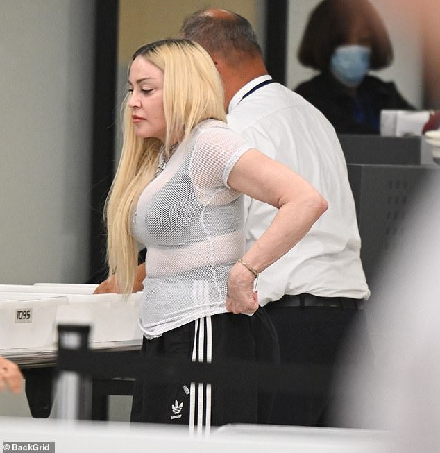 (Видео) Мадона се соблече и ја претресоа на аеродром