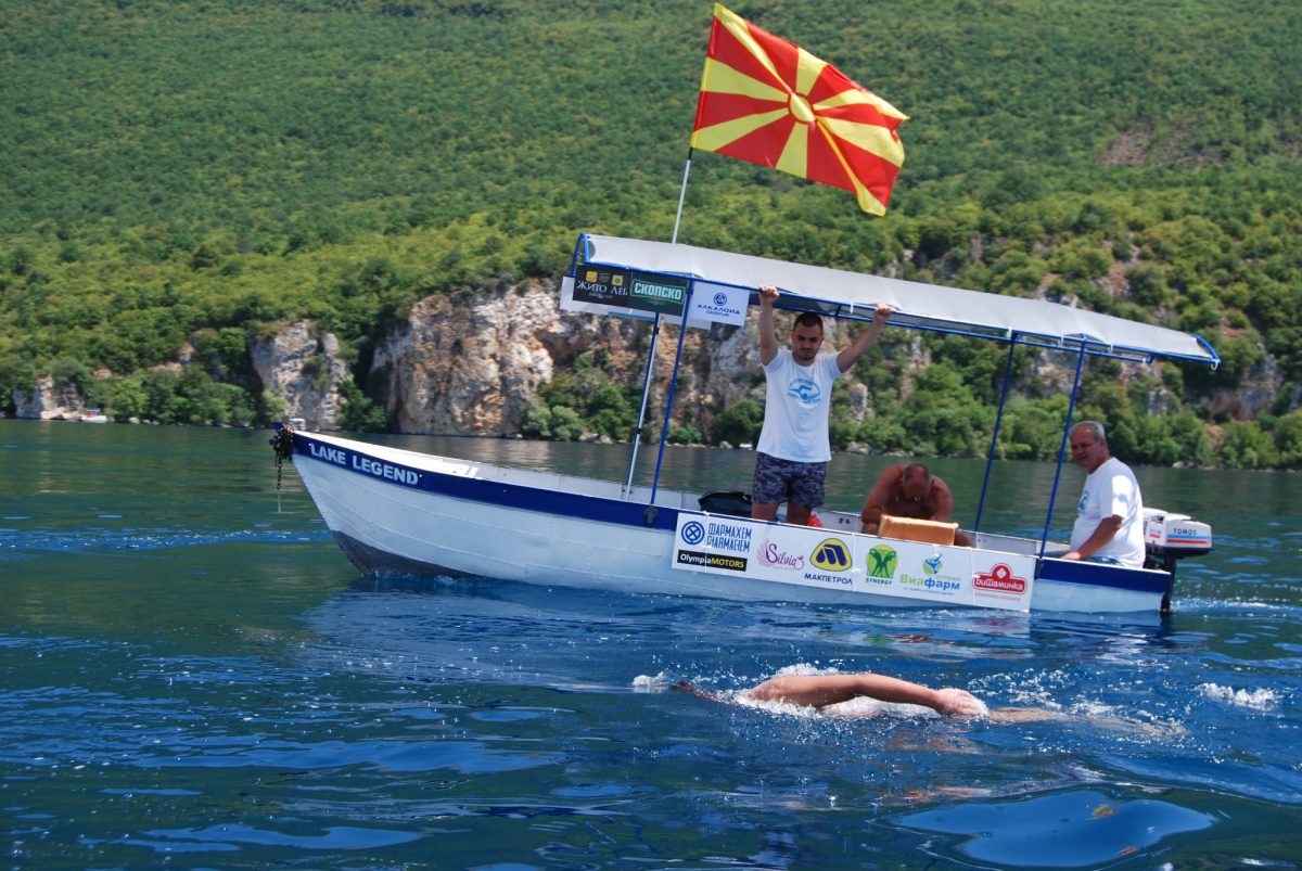 (Видео) Марко Пејчиновски пливаше 18 километри од Заум до Охрид: Нов подвиг на младиот пливач