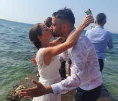 (Видео) Младенци од Хрватска по венчавката се фрлија во море, по нив и сватовите