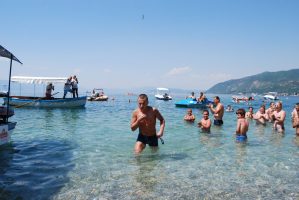 (Видео) Нов подвиг на Марко Пејчиновски, најмладиот маратонец исплива 24 километри во Охридското Езеро