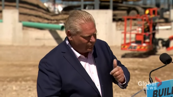 (Видео) Премиерот на Онтарио среде говор голтна пчела