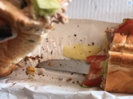 (Видео) Трудница нарачала сендвич, а кога ѝ го доставиле во него нашла нож