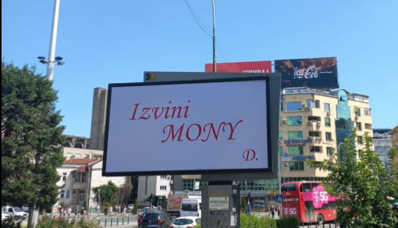 Дечко преку билборд среде Скопје бара прошка од девојката, ова пред 20 години го направи и бившиот на Каролина