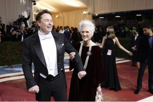 Илон Маск продаде акции на Tesla од страв дека ќе мора да го купи Twitter