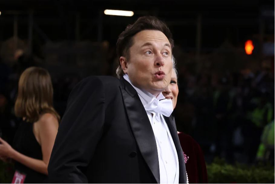 Илон Маск шокираше со објава на Твитер: Го купувам Манчестер Јунајтед