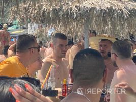 Мартинијан Кириловски на пена-журка на најпопуларната плажа во Будва