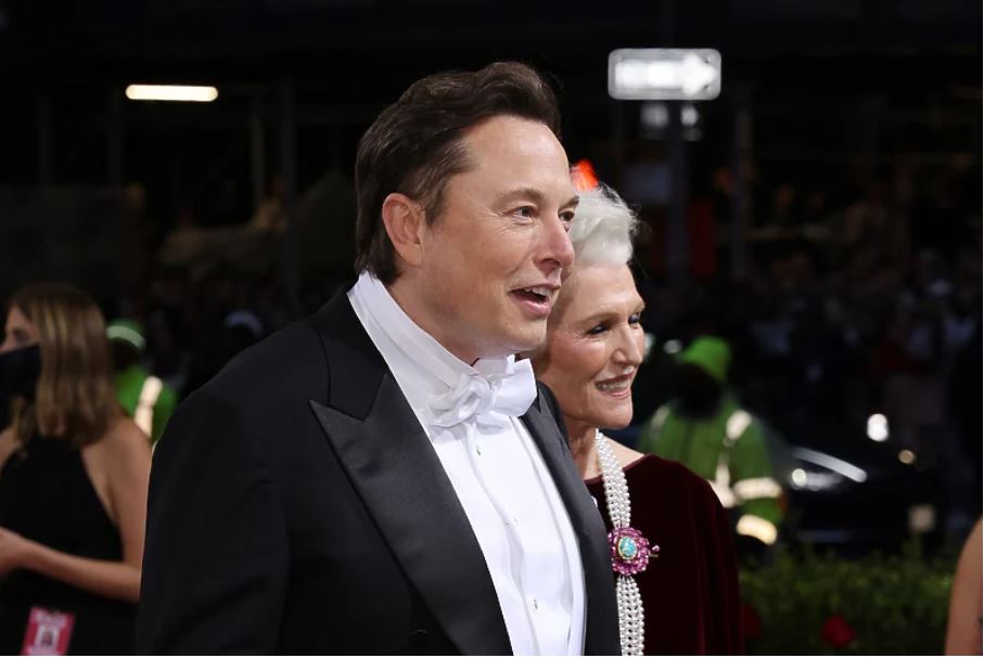 Маск го предизвика извршниот директор на Твитер на јавна дебата за ботови