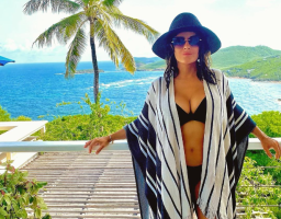 Селма Хајек покажа колку е секси