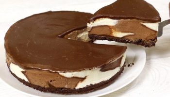Сладолед торта со чоколадо и бисквити