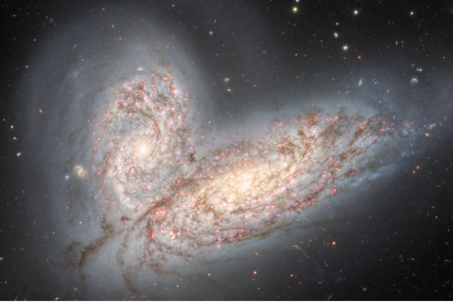 Телескоп сними феноменален момент: Две галаксии почнале да се судираат и да се спојуваат