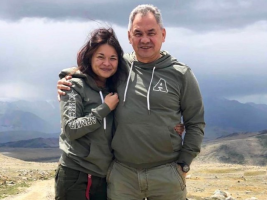 (Фото) Ќерката на Шојгу, се сонча топлес на црноморското крајбрежје