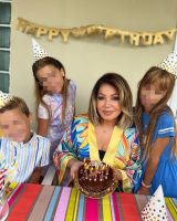 (Фото) Внуците ја изненадија Неда Украден со чоколадна торта за 72. роденден
