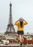 Французинките ова лето диктираат мода со жолти нијанси