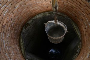 Баба скокнала во бунар длабок 8 метри за да ја спаси внуката