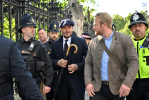 (Видео) Бекам чекал 12 часа во колона да ѝ оддаде почит на кралицата