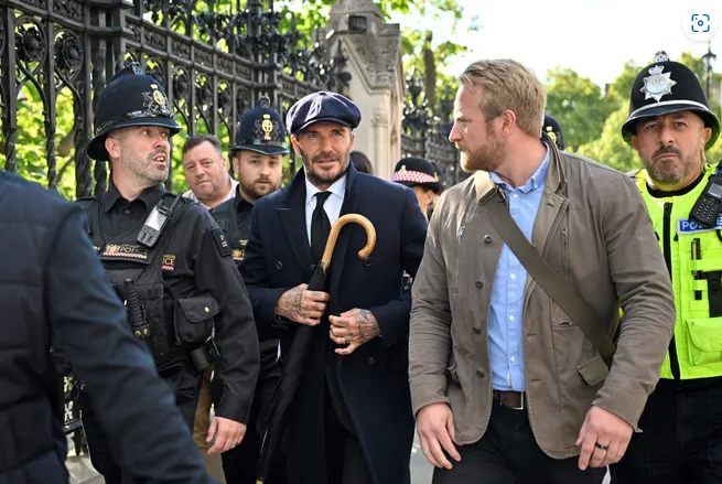 (Видео) Бекам чекал 12 часа во колона да ѝ оддаде почит на кралицата