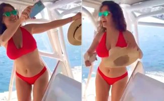 (Видео) Во црвени бикини на јахта Селма Хајек го прослави 56. роденден