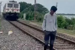 (Видео) Воз удри во тинејџер додека снима видео за „Инстаграм“