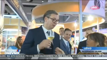 (Видео) Испив сто чаши и ништо не ми е, рече Вучиќ пред да му ја земе советничката чашата со вино