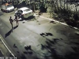 (Видео) Крадци им го украдоа автомобилот додека имаа секс