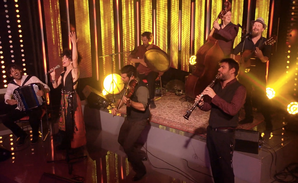 (Видео) Музичари од цел свет ја пееја „Море сокол пие“ во шоуто на Зоран Кесиќ