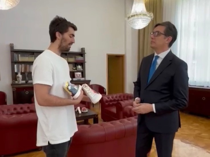 (Видео) Сатја Грабулоски му направи специјални патики на Стево Пендаровски со претседателскиот грб и „Македониумот“