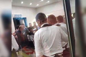 (Видео) Тепачка на свадба, гостите кршат во ресторан па интервенира обезбедувањето