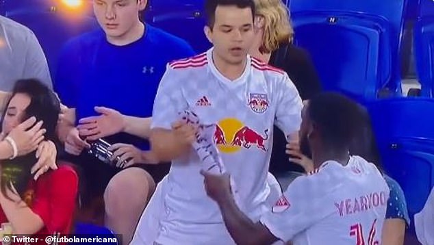 (Видео) Фудбалер скокна на трибините да ѝ се извини на девојката која ја погоди со топка, а дечко ѝ не му дозволи