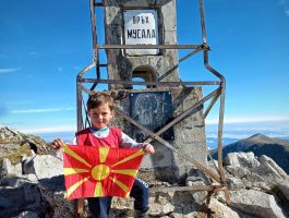 (Галерија) Четиригодишниот Дејан од Битола го искачи највисокиот врв на Балканот, Мусала