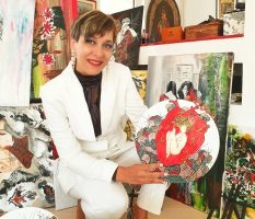 Изложба на сликарката Анжелика Колева инспирирана од нејзината борба со ракот