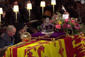 Круната била зацврстена за ковчегот на кралицата да не падне, во спротивно се смета за лош знак