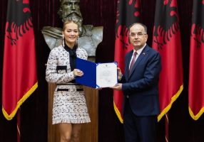 Претседателот на Албанија ѝ додели специјален орден на Рита Ора