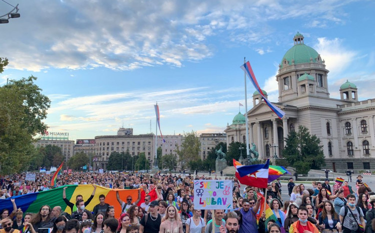 Со подигање на знамето на виножитото пред Палатата Србија во Белград започна Европрајд 2022