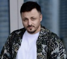 (Фото) Даниел Кајмакоски има нова девојка, ја одведе на музика во Св. Наум