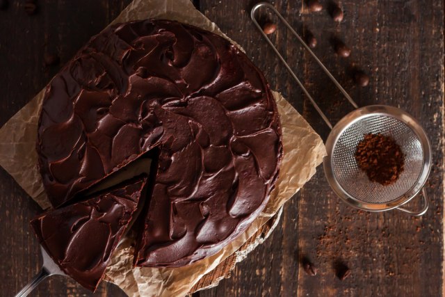 Чоколадна торта без печење со џем од кајсии