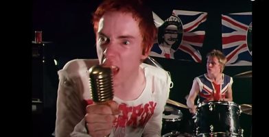 „Почивај во мир кралице“, се огласија членовите од рок групата Sex Pistols