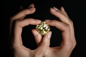 Американец пропатувал половина земја за да ископа дијамант за свршеничкиот прстен