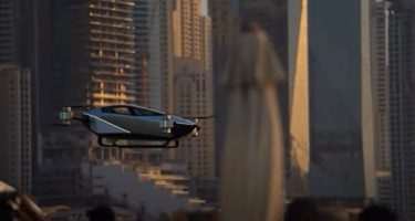 ВИДЕО: Кинески автомобил леташе низ Дубаи