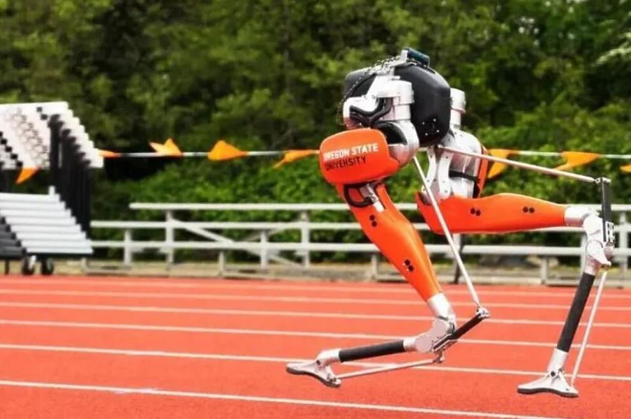 ВИДЕО: Роботот Каси постави рекорд во трчање на 100 метри