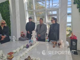 (Видео) Јелена Томашевиќ и Бојан Маровиќ дојдоа на гробот на Тоше