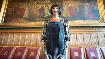 (Видео) Аи-Да влезе во историјата откако стана првиот робот кој се обрати во британскиот парламент 