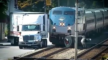 (Видео) Воз за малку ќе удреше во камион