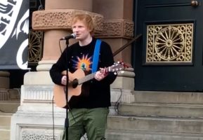 (Видео) Ед Ширан купи гитара во локална продавница и одржа бесплатен концерт во родниот град